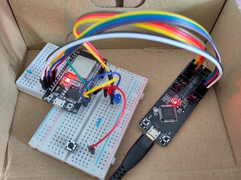 Ein ESP32 auf einem Steckbrett und eine passende Debugging-Platine. Beide sind über Kabel miteinander verbunden.